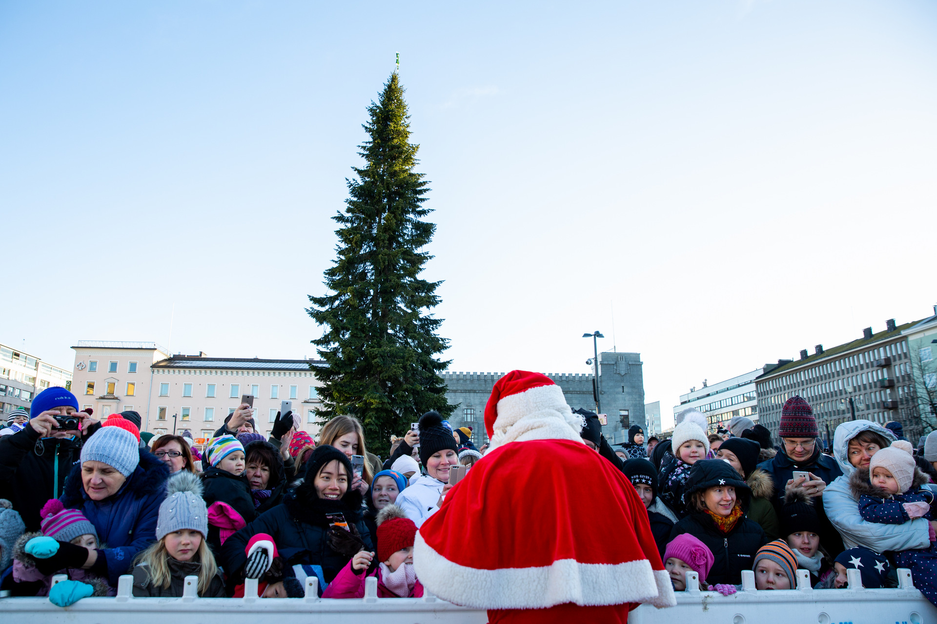 Kirkkopuiston valotaide ja torin joulukuusi syttyvät lauantaina - Lahti