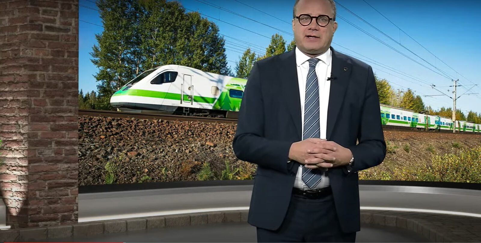 Lahden kaupunginjohtaja Pekka Timonen puhuu junaseminaarisa.