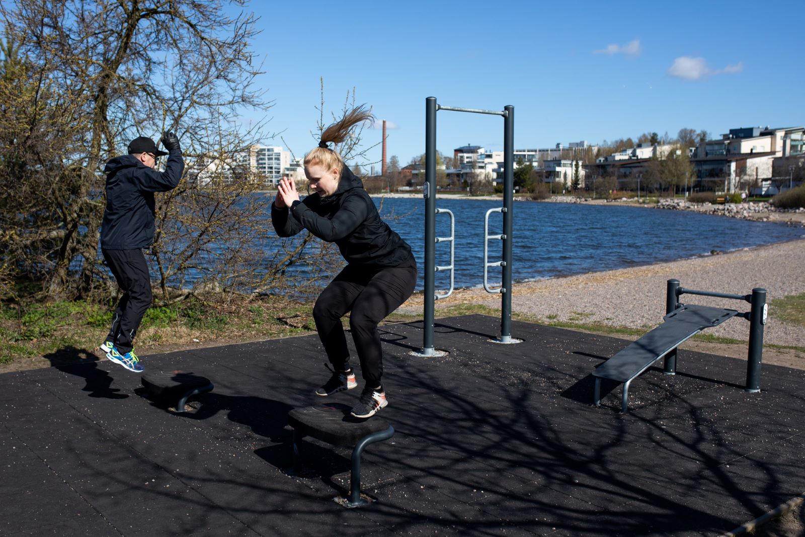 Henkilö kuntoilee ulkokuntosalilla.