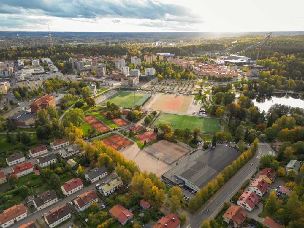 Ilmakuva Kisapuiston alueesta. Kuva otettu Kariniemenkadun suunnalta. Taustalla siintää hyppyrimäet ja radiomastot.