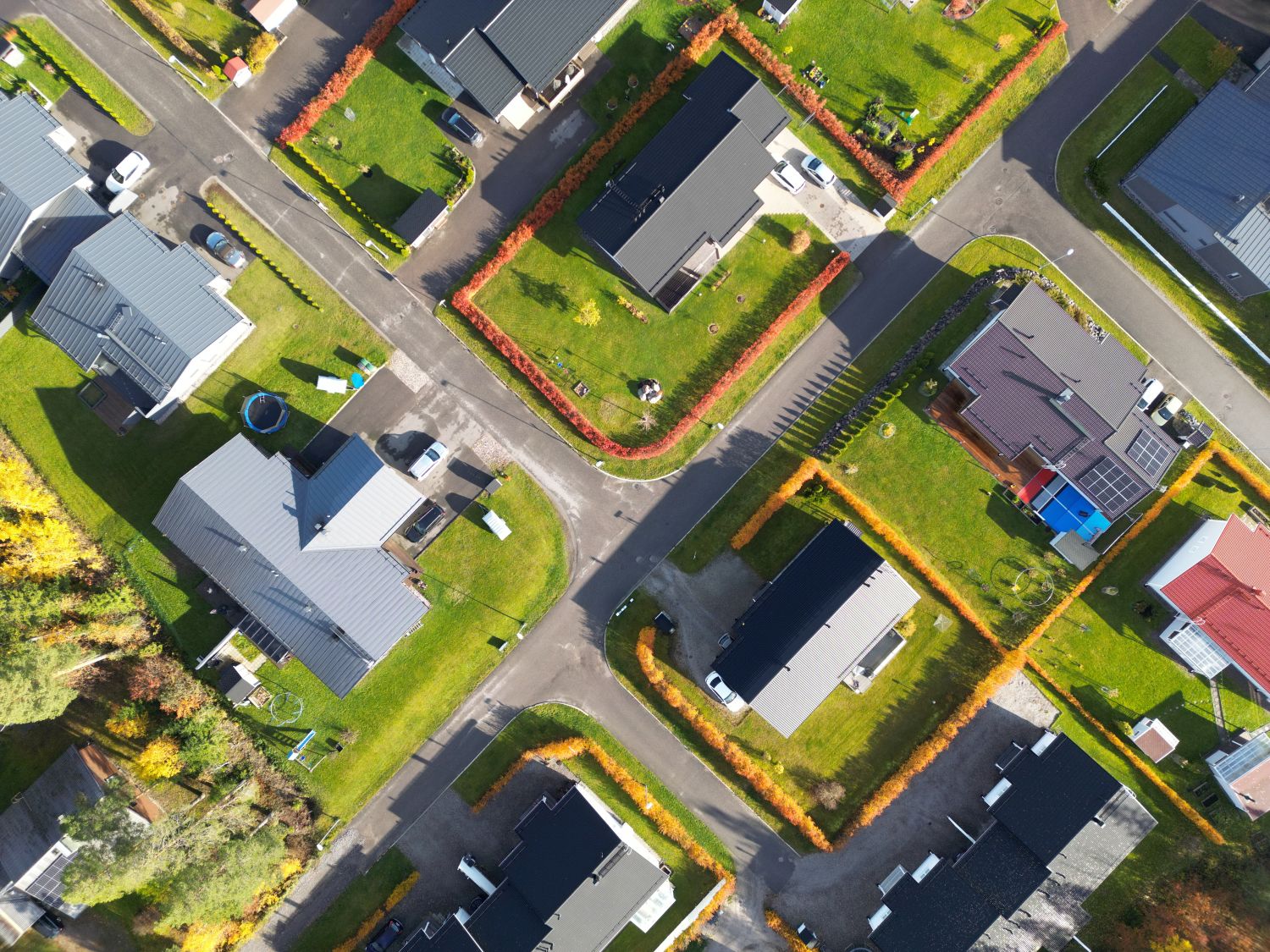 Drone-kuvassa kesäisiä lahtelaisia tontteja